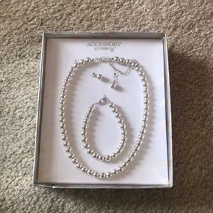 New in box silver pearl set